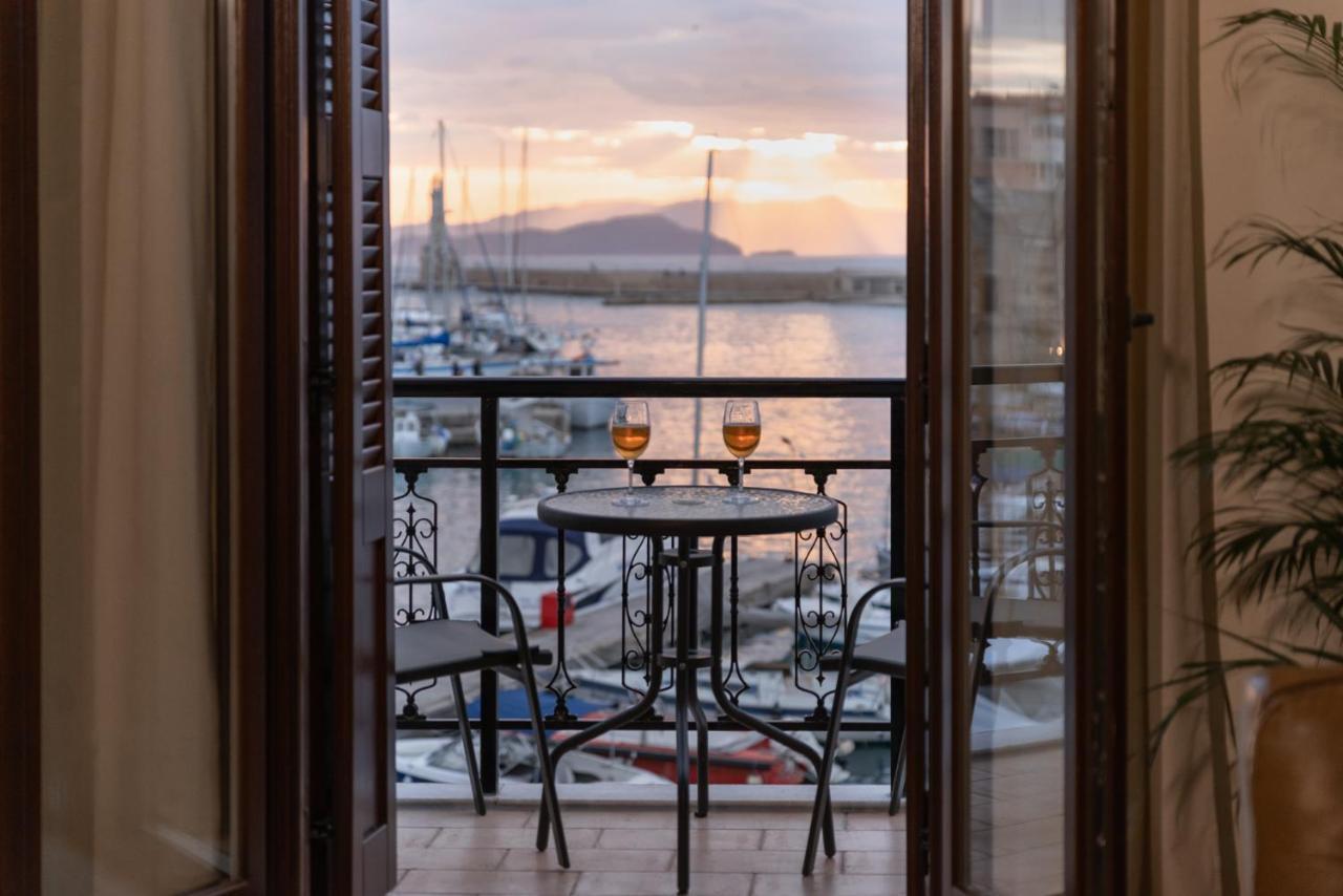 Destino Home Overlooking The Venetian Port Of Chania La Canea Exterior foto